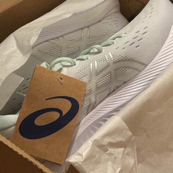 NWT ASICS white & mint shoes size 8 - Picture 1 of 7